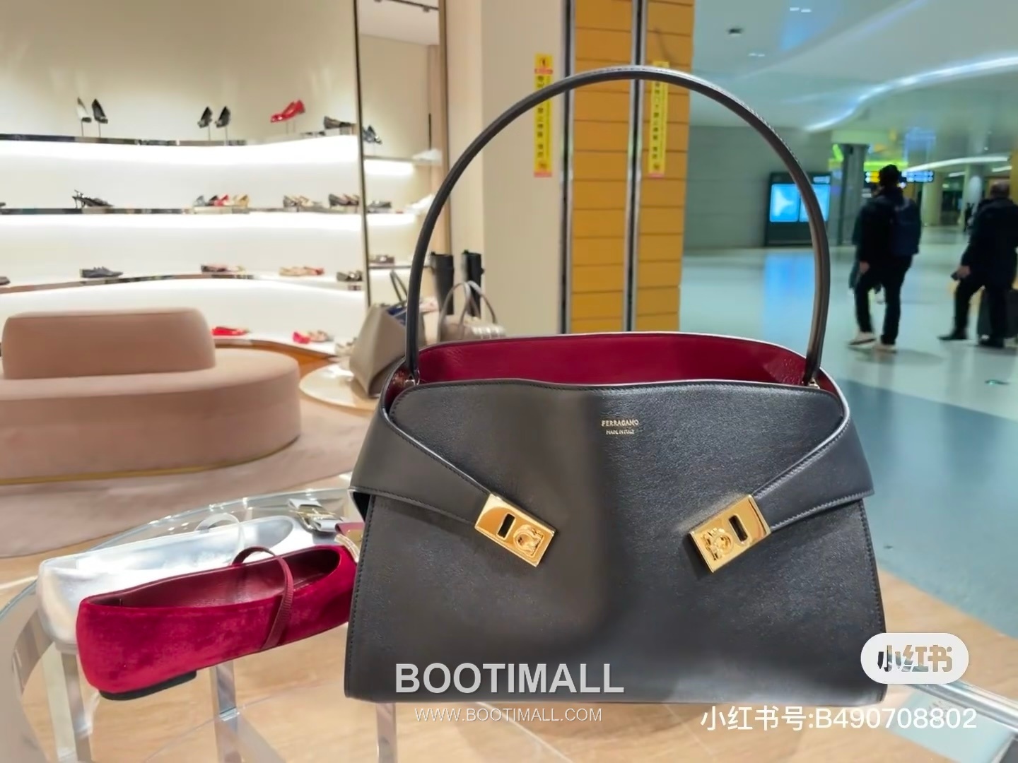 Salvatore Ferragamo Hug Sott Calfskin Top Handle Shoulder Bag with Gancini Lock 살바토레페라가모 허그 소트 카프스킨 탑핸들 숄더백 21-9816 34cm 2