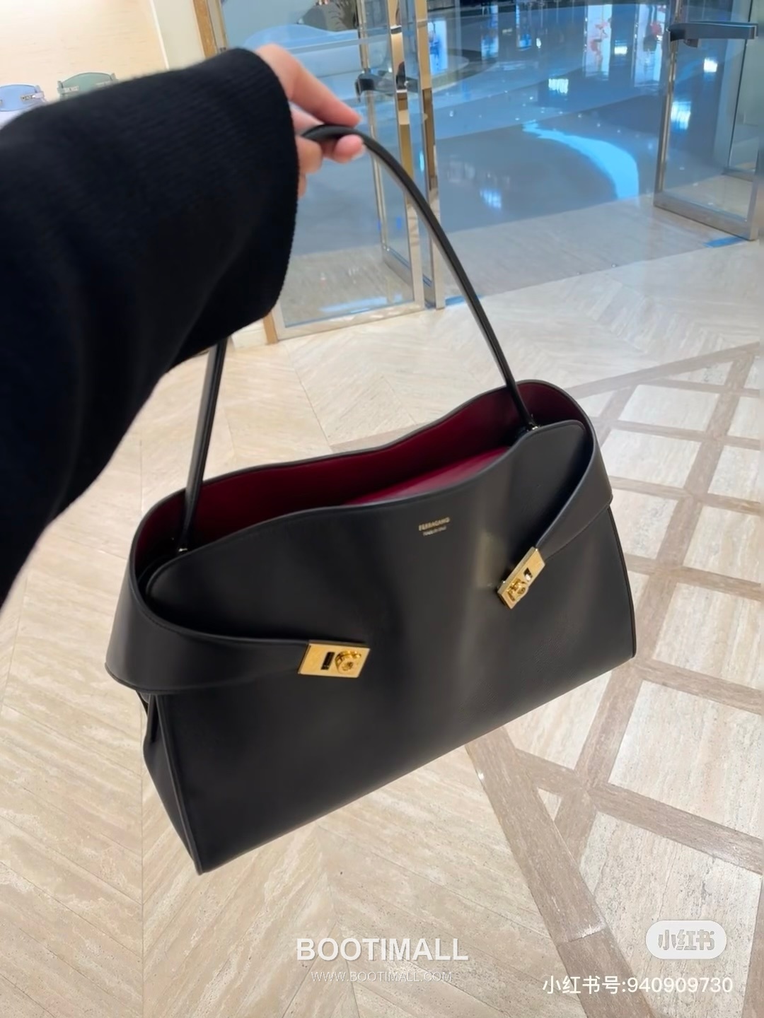 Salvatore Ferragamo Hug Sott Calfskin Top Handle Shoulder Bag with Gancini Lock 살바토레페라가모 허그 소트 카프스킨 탑핸들 숄더백 21-9816 34cm 3