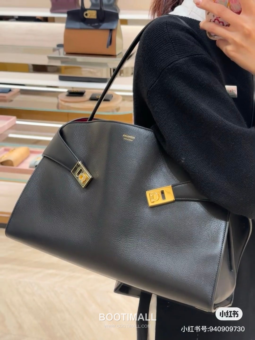 Salvatore Ferragamo Hug Sott Calfskin Top Handle Shoulder Bag with Gancini Lock 살바토레페라가모 허그 소트 카프스킨 탑핸들 숄더백 21-9816 34cm 4