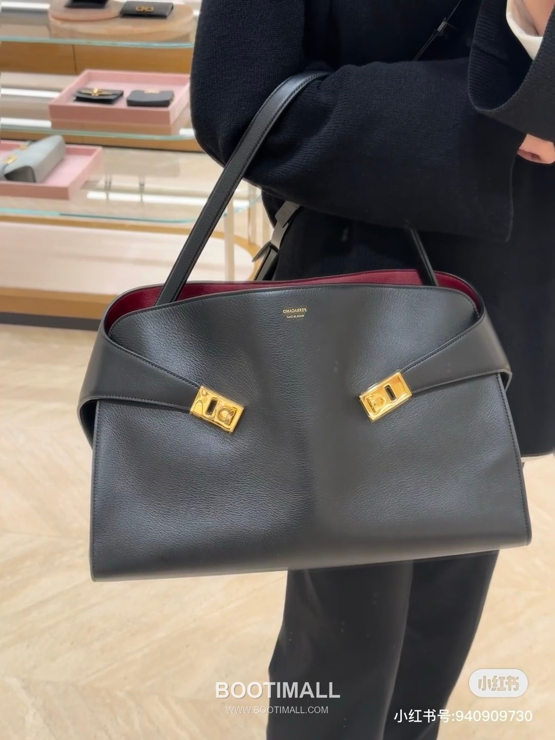 Salvatore Ferragamo Hug Sott Calfskin Top Handle Shoulder Bag with Gancini Lock 살바토레페라가모 허그 소트 카프스킨 탑핸들 숄더백 21-9816 34cm 5