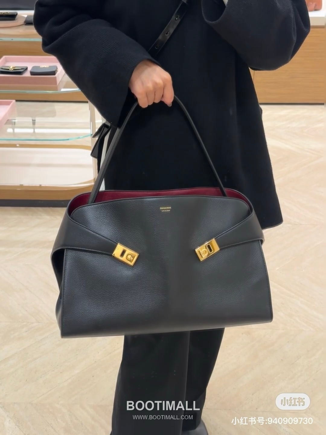Salvatore Ferragamo Hug Sott Calfskin Top Handle Shoulder Bag with Gancini Lock 살바토레페라가모 허그 소트 카프스킨 탑핸들 숄더백 21-9816 34cm 6