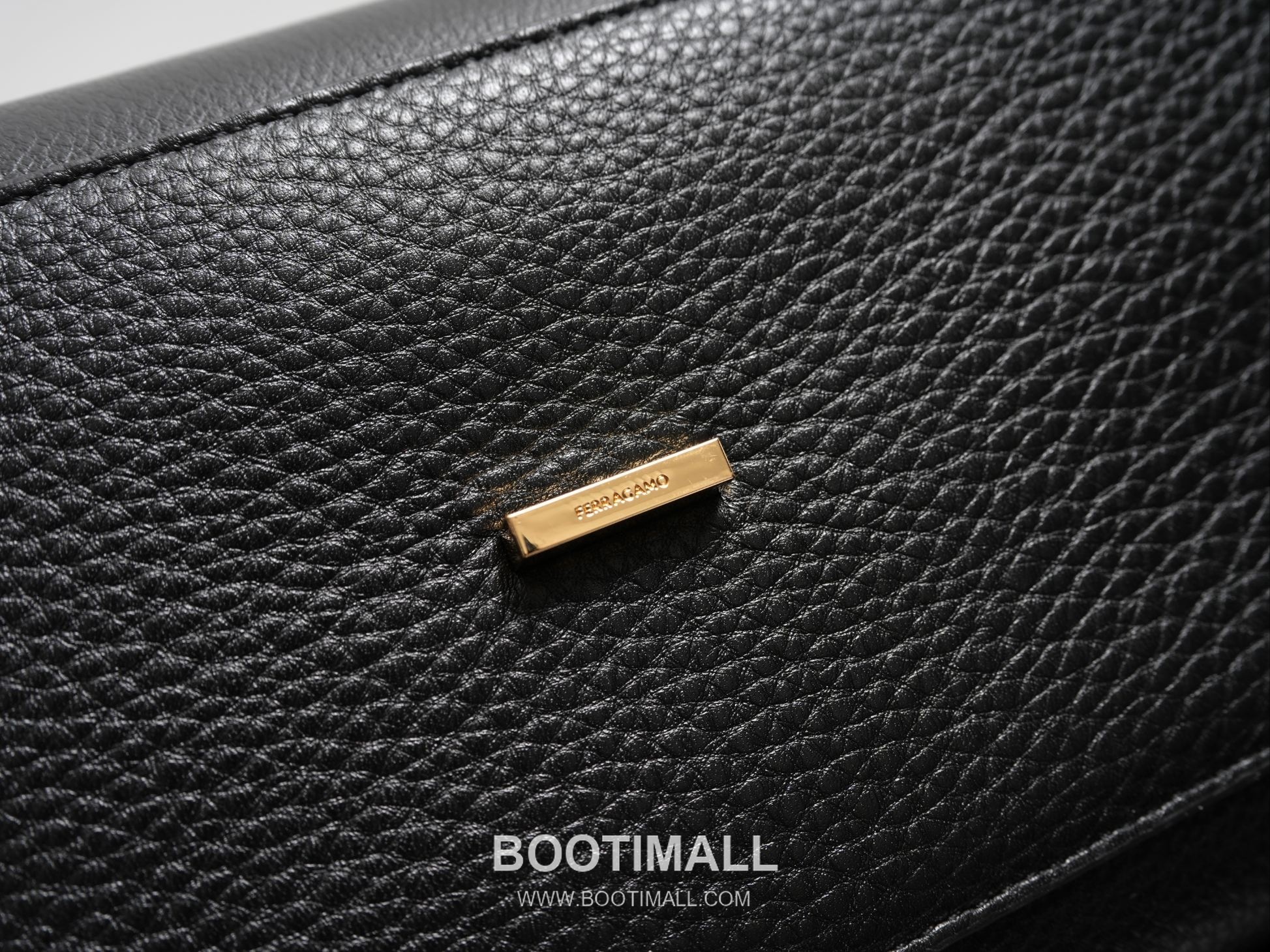 Salvatore Ferragamo Hug Sott Calfskin Top Handle Shoulder Bag with Gancini Lock 살바토레페라가모 허그 소트 카프스킨 탑핸들 숄더백 21-9816 34cm 11