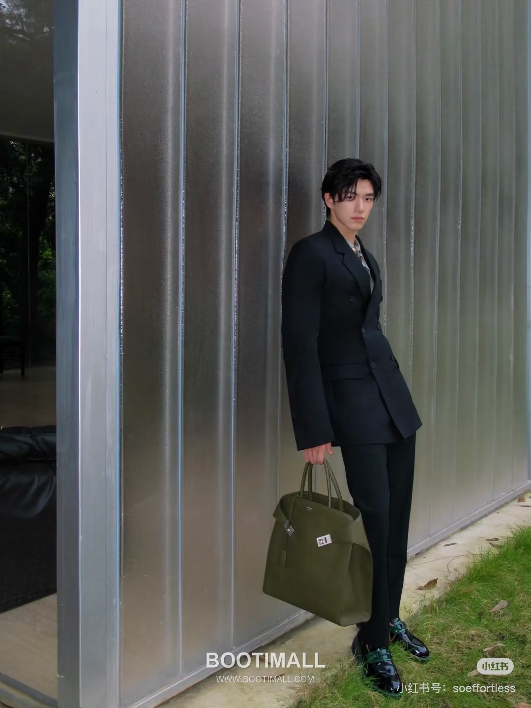 Salvatore Ferragamo Hug Hammered Calfskin Tote Bag with Gancini Lock Strap Detail 살바토레페라가모 허그 해머드 카프스킨 토트백 AU-24/1666 38cm 4