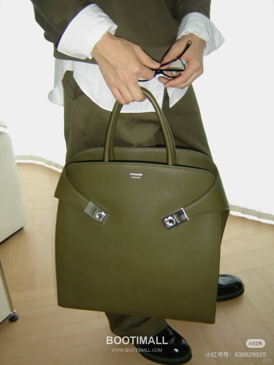 Salvatore Ferragamo Hug Hammered Calfskin Tote Bag with Gancini Lock Strap Detail 살바토레페라가모 허그 해머드 카프스킨 토트백 AU-24/1666 38cm 6