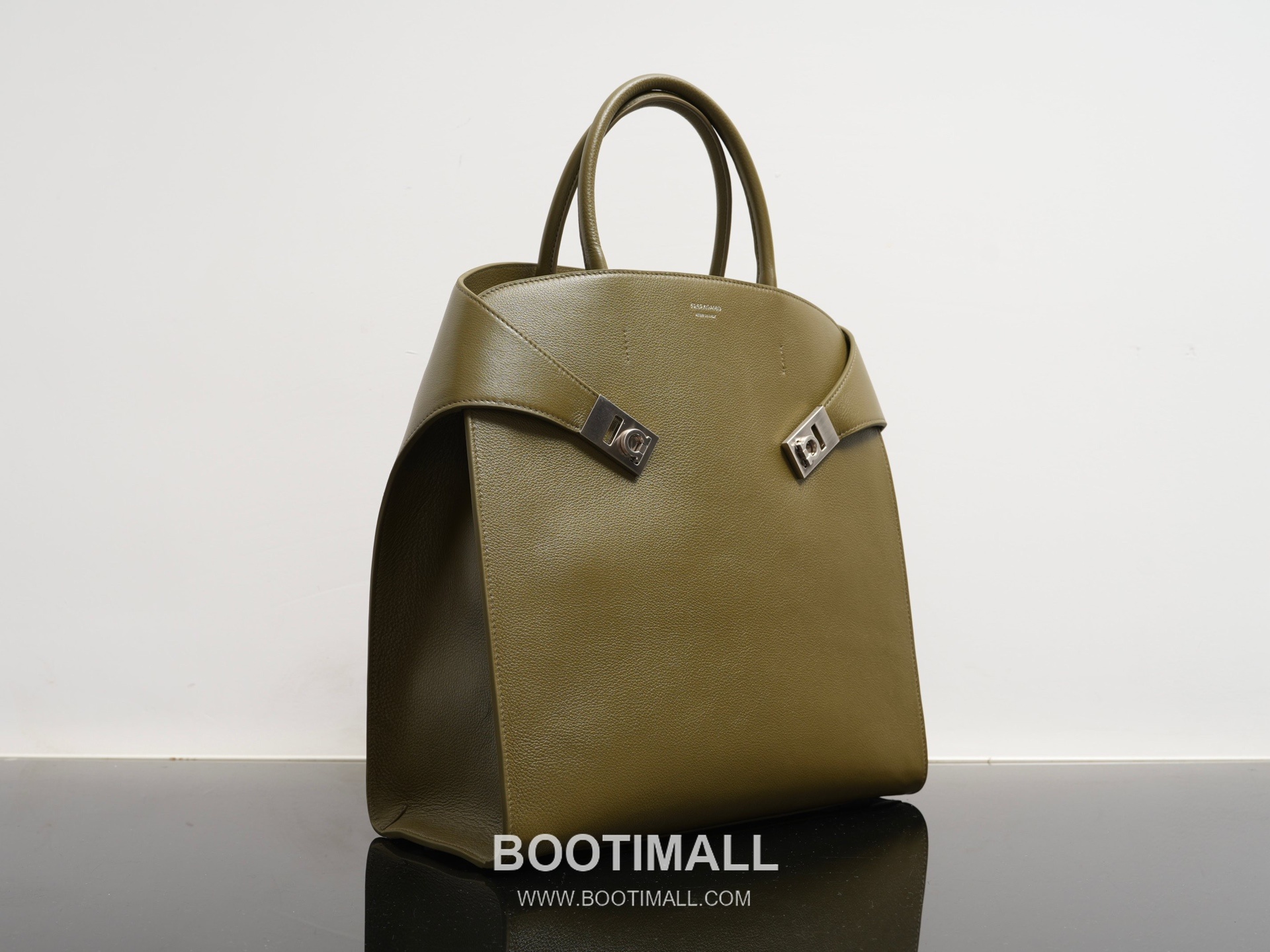 Salvatore Ferragamo Hug Hammered Calfskin Tote Bag with Gancini Lock Strap Detail 살바토레페라가모 허그 해머드 카프스킨 토트백 AU-24/1666 38cm 11