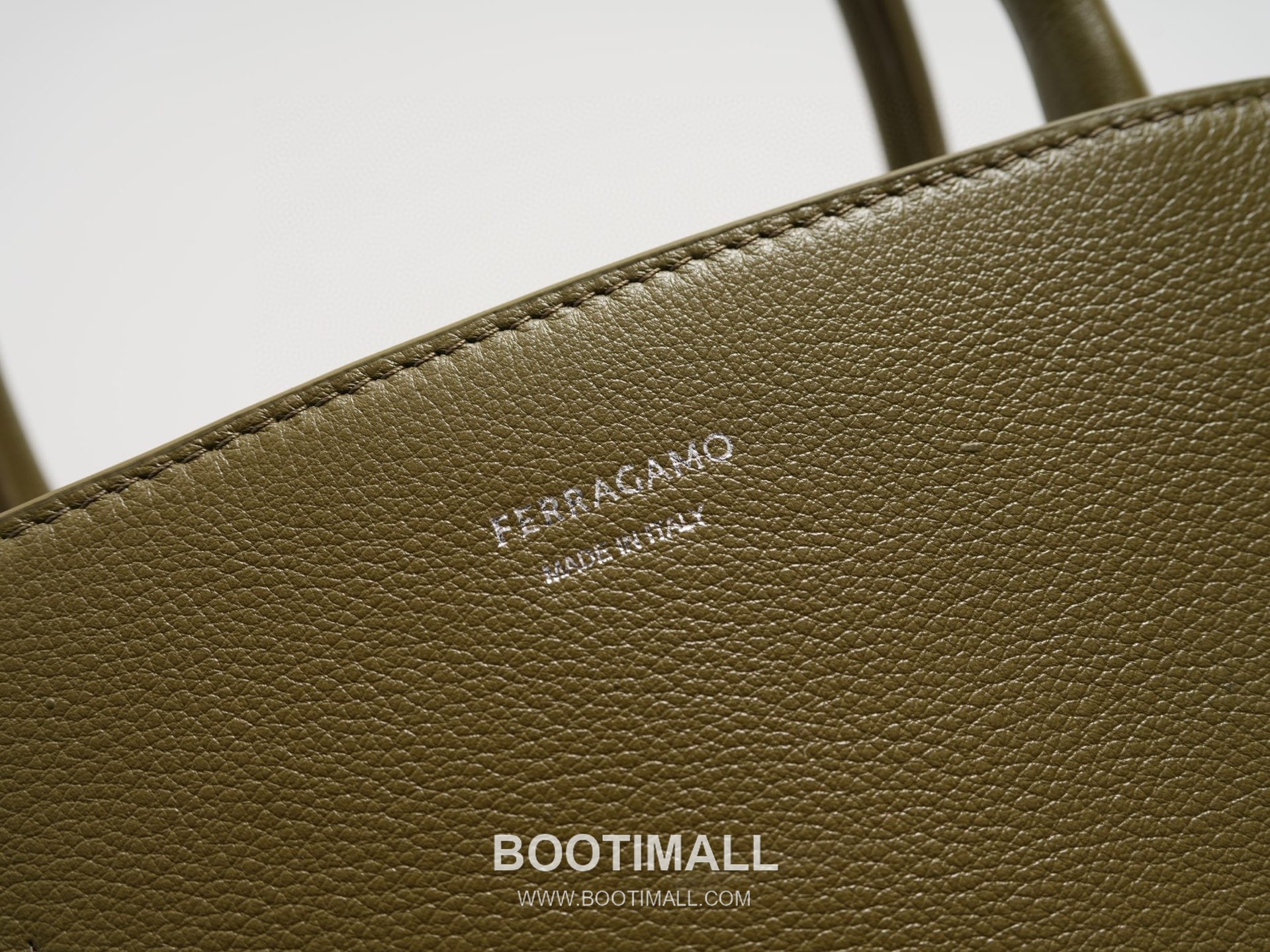 Salvatore Ferragamo Hug Hammered Calfskin Tote Bag with Gancini Lock Strap Detail 살바토레페라가모 허그 해머드 카프스킨 토트백 AU-24/1666 38cm 12