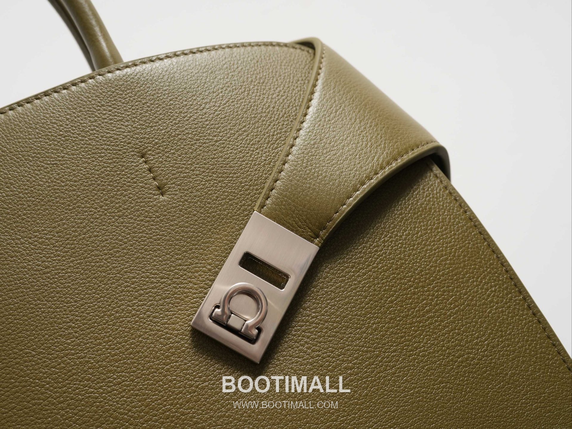 Salvatore Ferragamo Hug Hammered Calfskin Tote Bag with Gancini Lock Strap Detail 살바토레페라가모 허그 해머드 카프스킨 토트백 AU-24/1666 38cm 13