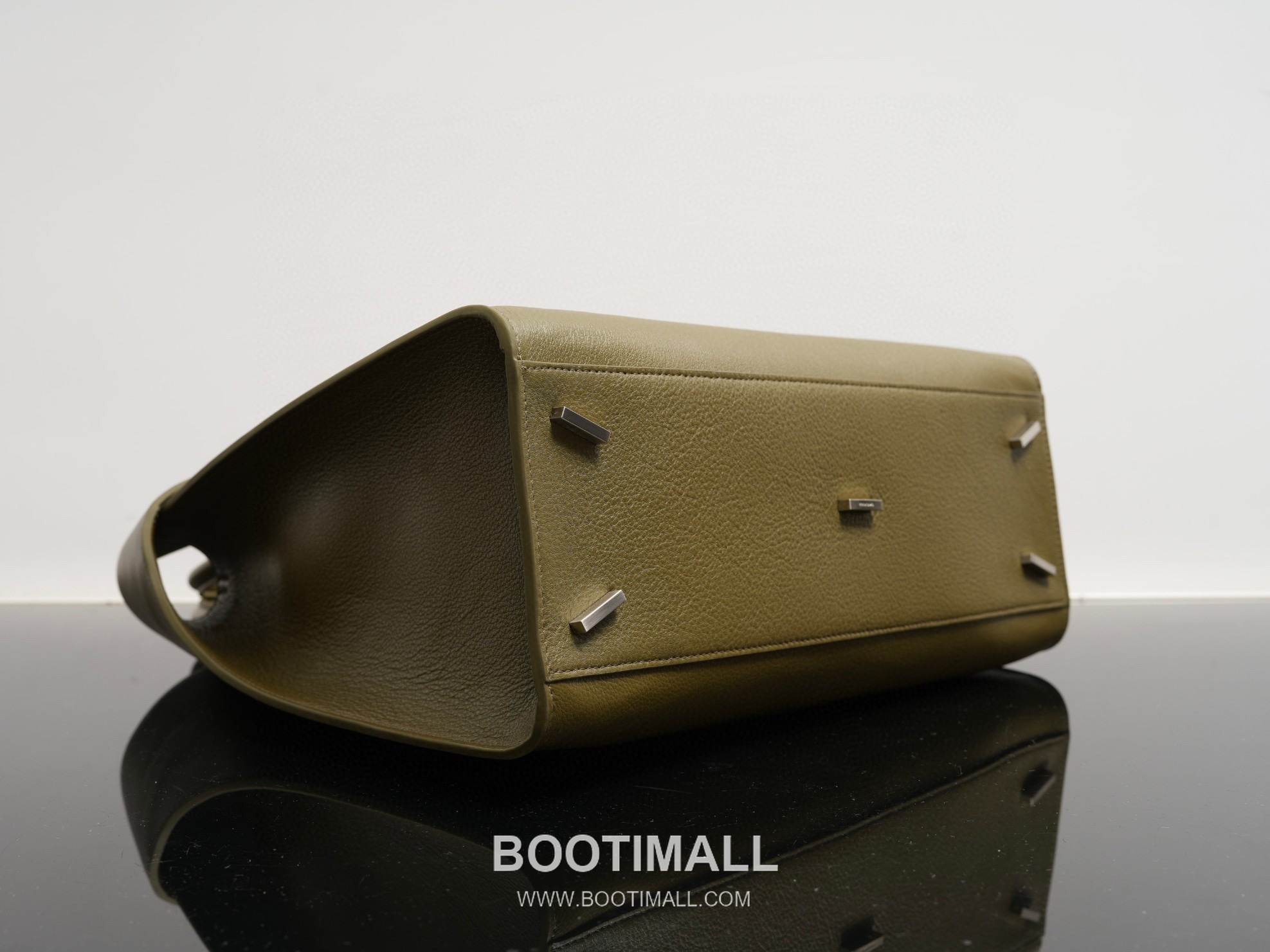 Salvatore Ferragamo Hug Hammered Calfskin Tote Bag with Gancini Lock Strap Detail 살바토레페라가모 허그 해머드 카프스킨 토트백 AU-24/1666 38cm 15