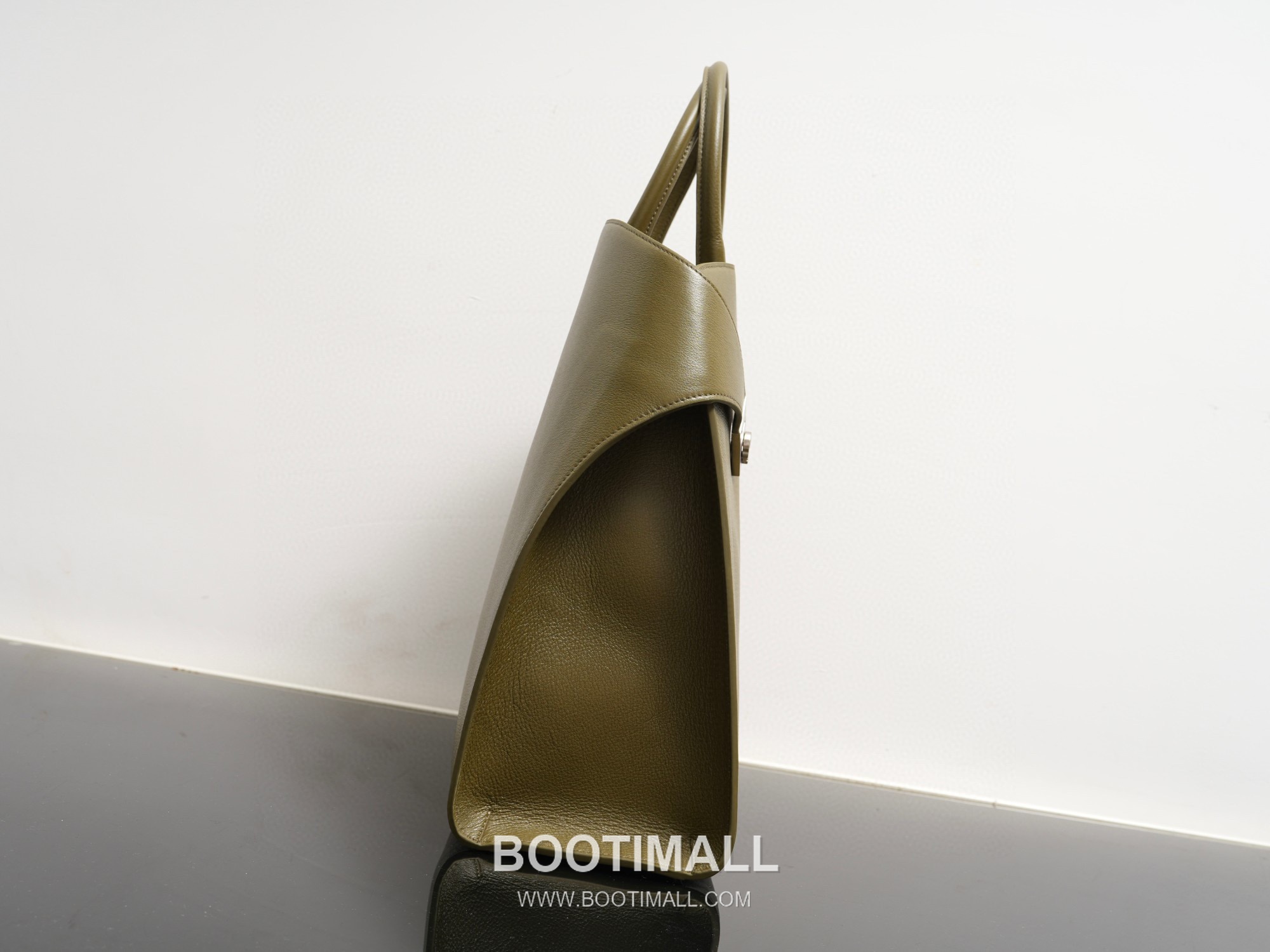 Salvatore Ferragamo Hug Hammered Calfskin Tote Bag with Gancini Lock Strap Detail 살바토레페라가모 허그 해머드 카프스킨 토트백 AU-24/1666 38cm 17