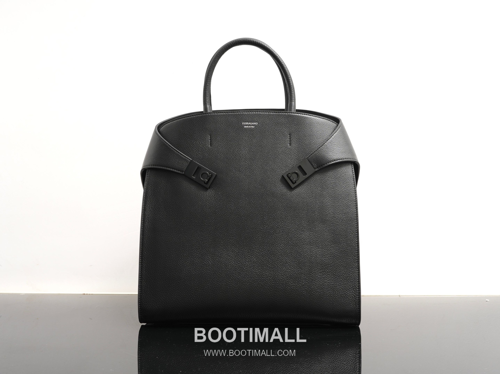 Salvatore Ferragamo Hug Hammered Calfskin Tote Bag with Gancini Lock Strap Detail 살바토레페라가모 허그 해머드 카프스킨 토트백 AU-24/1666 38cm 10