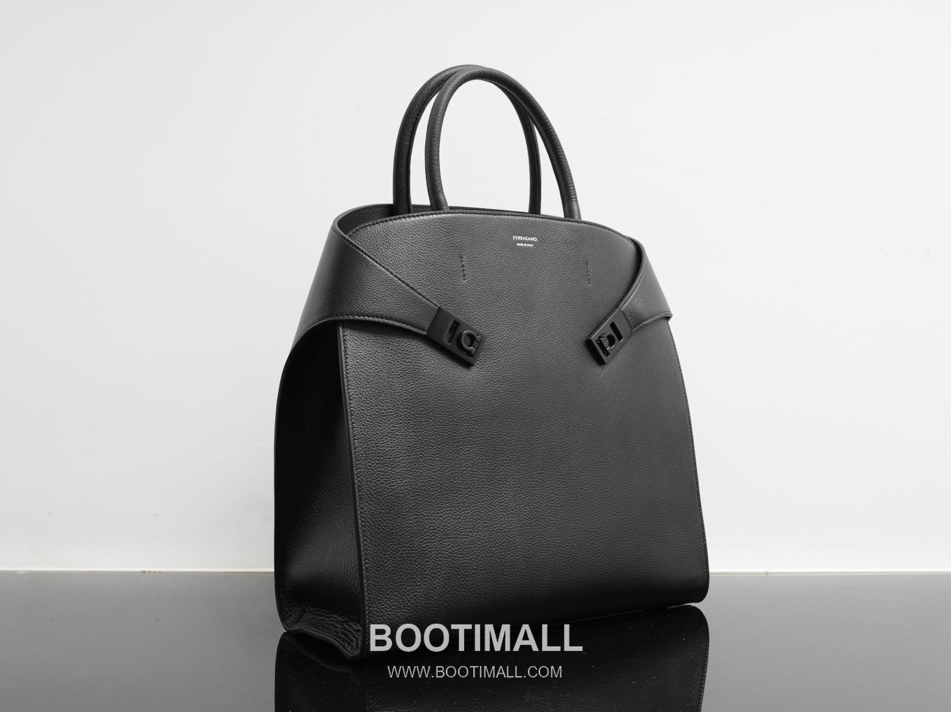 Salvatore Ferragamo Hug Hammered Calfskin Tote Bag with Gancini Lock Strap Detail 살바토레페라가모 허그 해머드 카프스킨 토트백 AU-24/1666 38cm 11