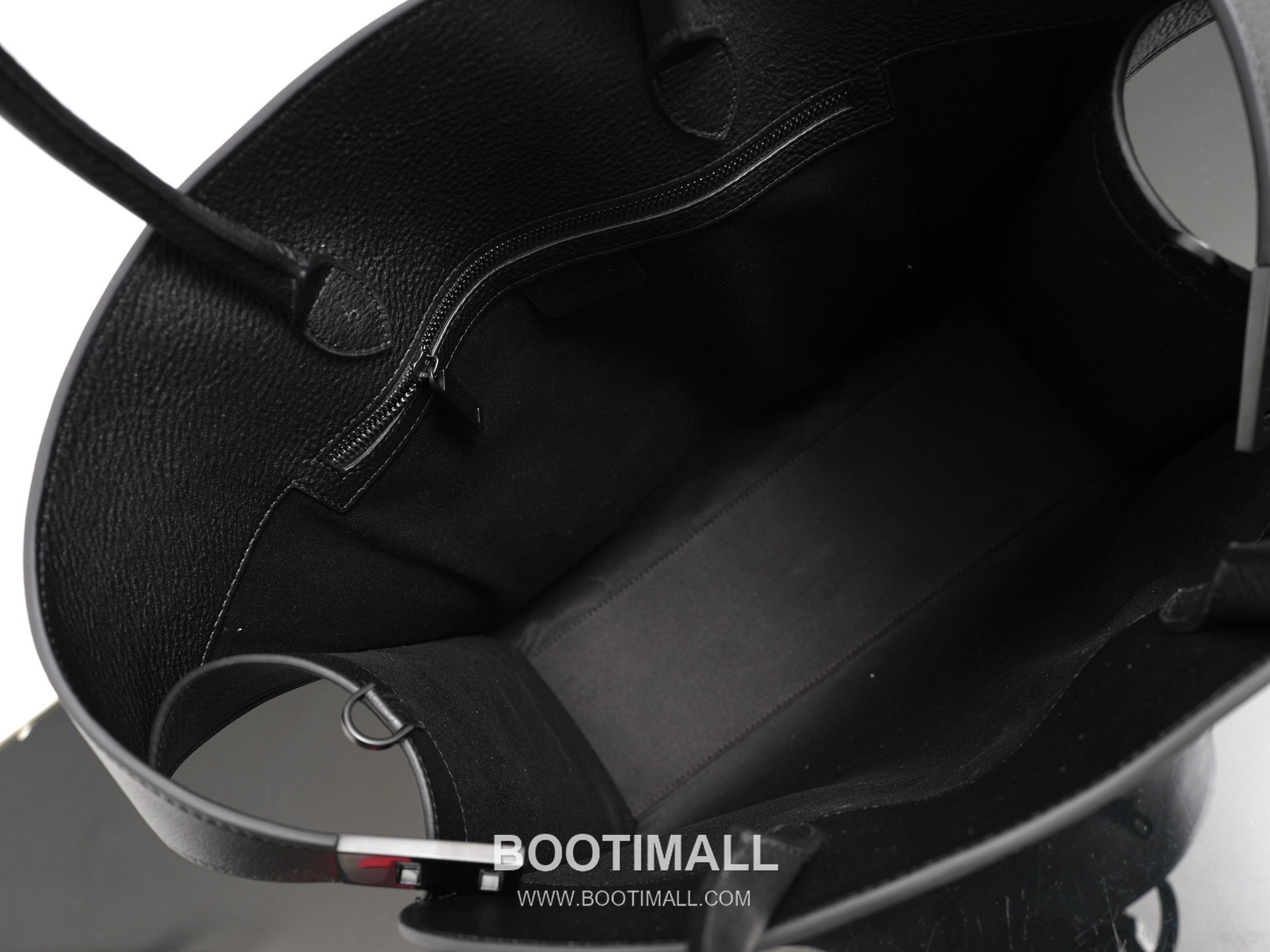 Salvatore Ferragamo Hug Hammered Calfskin Tote Bag with Gancini Lock Strap Detail 살바토레페라가모 허그 해머드 카프스킨 토트백 AU-24/1666 38cm 13