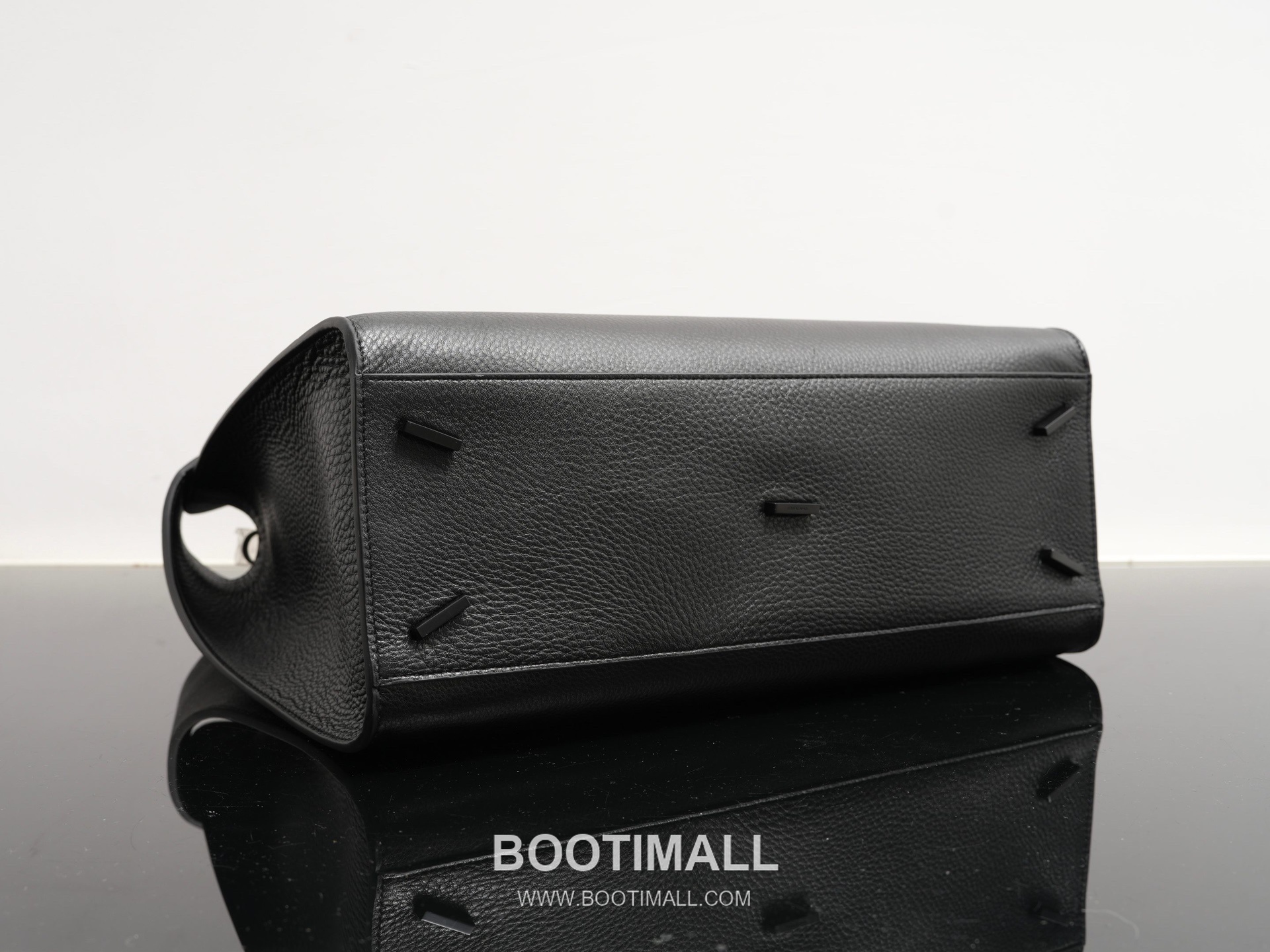 Salvatore Ferragamo Hug Hammered Calfskin Tote Bag with Gancini Lock Strap Detail 살바토레페라가모 허그 해머드 카프스킨 토트백 AU-24/1666 38cm 15