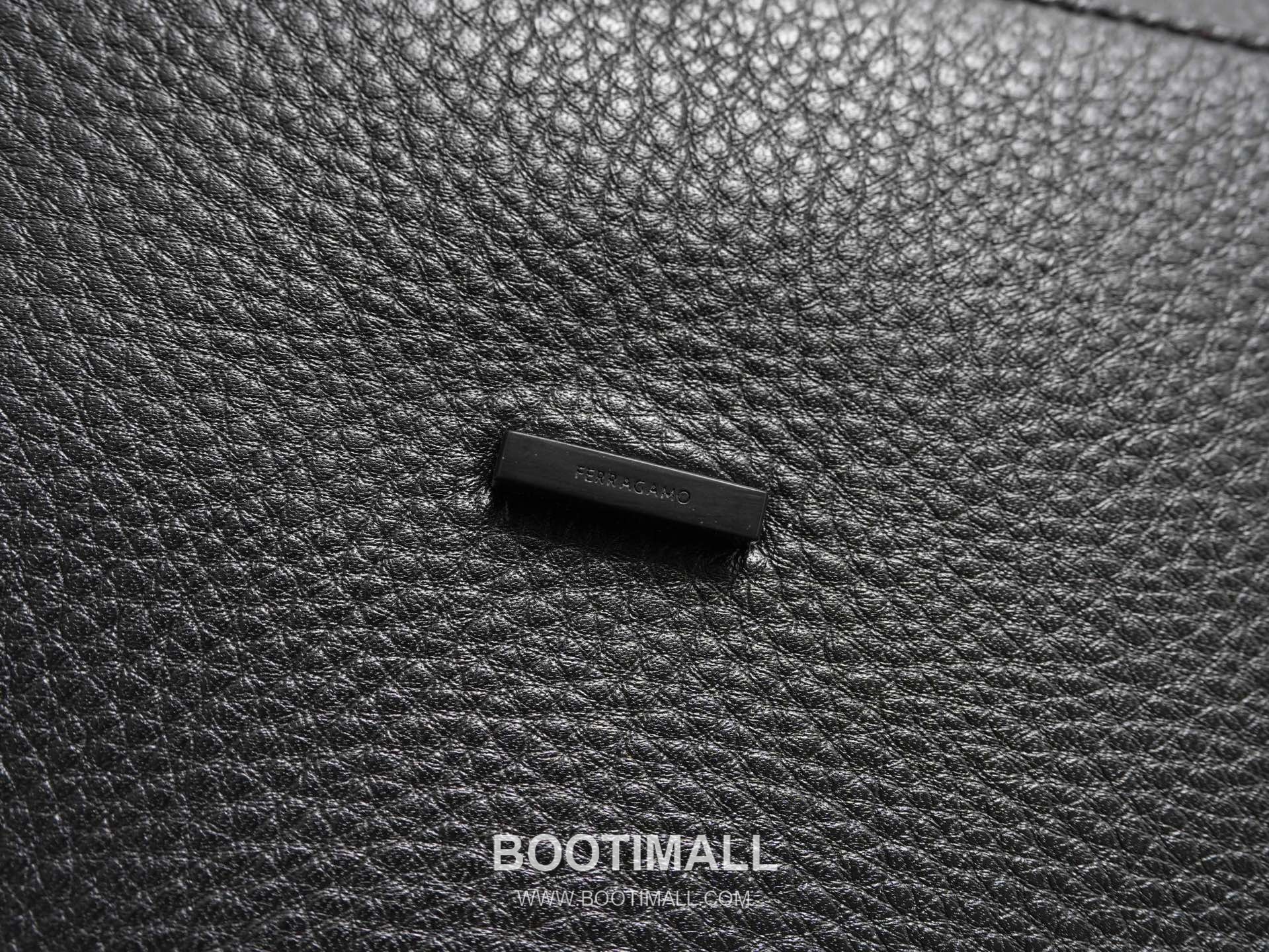 Salvatore Ferragamo Hug Hammered Calfskin Tote Bag with Gancini Lock Strap Detail 살바토레페라가모 허그 해머드 카프스킨 토트백 AU-24/1666 38cm 16