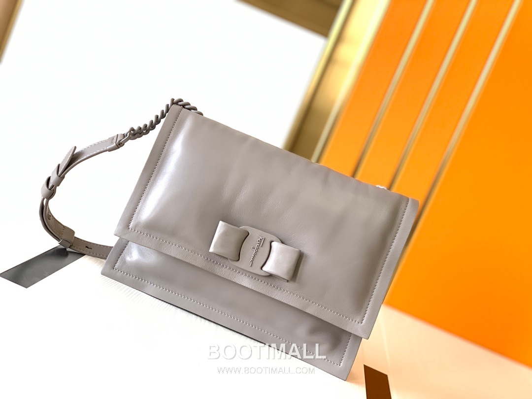 Salvatore Ferragamo Viva Padded Lambskin Flap Shoulder Bag with Vara Bow Detail 살바토레페라가모 비바 패디드 램스킨 플랩 숄더백 DD-211287 27cm 6