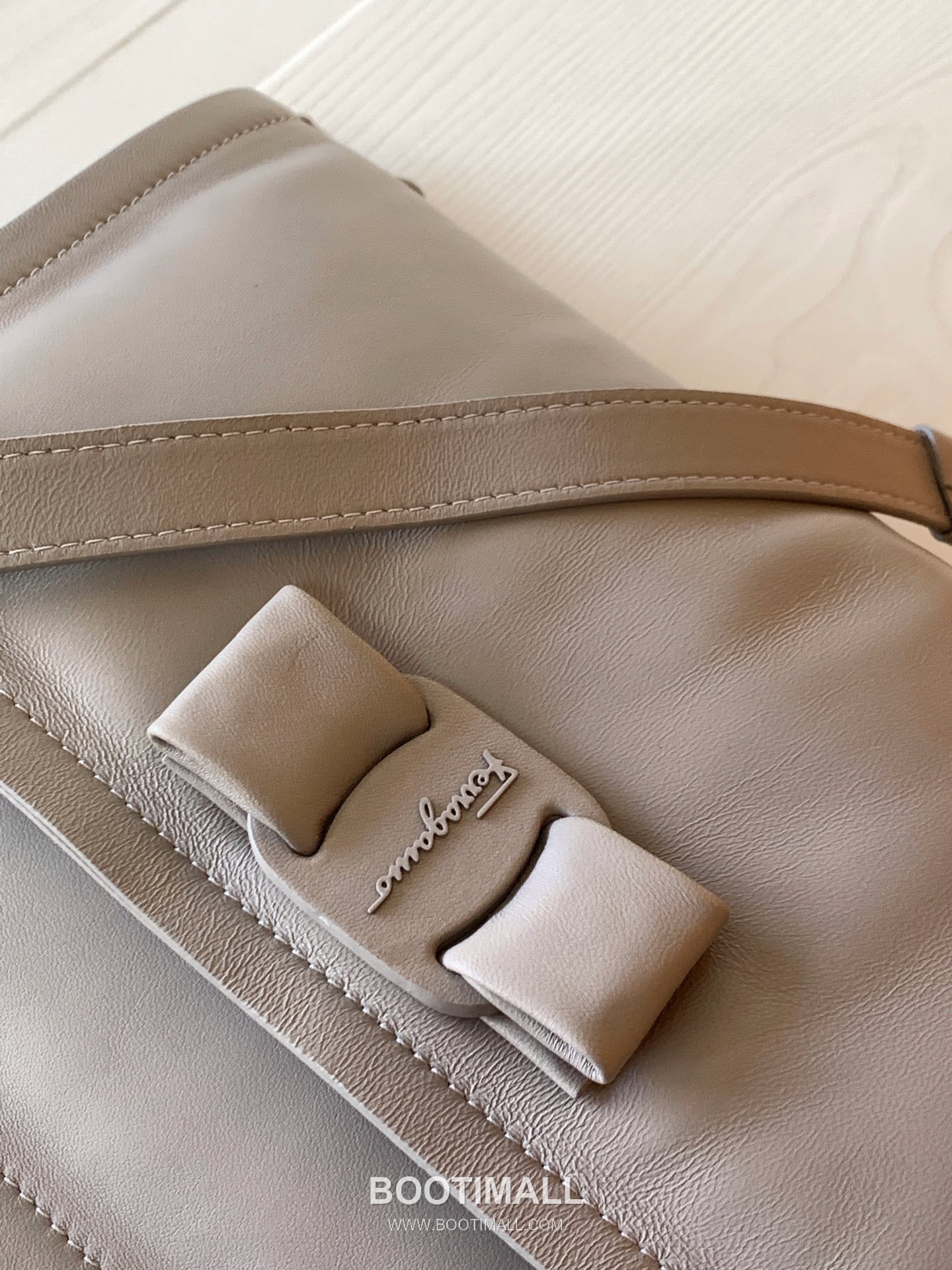 Salvatore Ferragamo Viva Padded Lambskin Flap Shoulder Bag with Vara Bow Detail 살바토레페라가모 비바 패디드 램스킨 플랩 숄더백 DD-211287 27cm 7