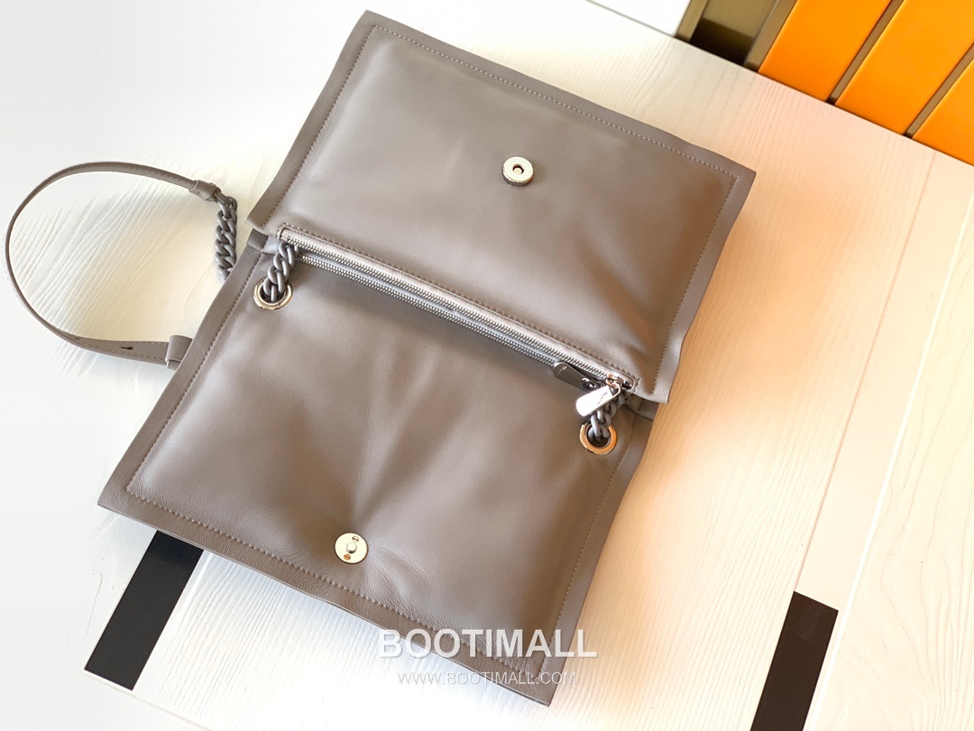 Salvatore Ferragamo Viva Padded Lambskin Flap Shoulder Bag with Vara Bow Detail 살바토레페라가모 비바 패디드 램스킨 플랩 숄더백 DD-211287 27cm 8