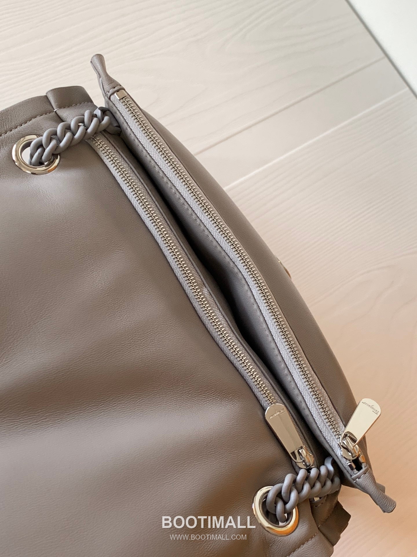 Salvatore Ferragamo Viva Padded Lambskin Flap Shoulder Bag with Vara Bow Detail 살바토레페라가모 비바 패디드 램스킨 플랩 숄더백 DD-211287 27cm 9