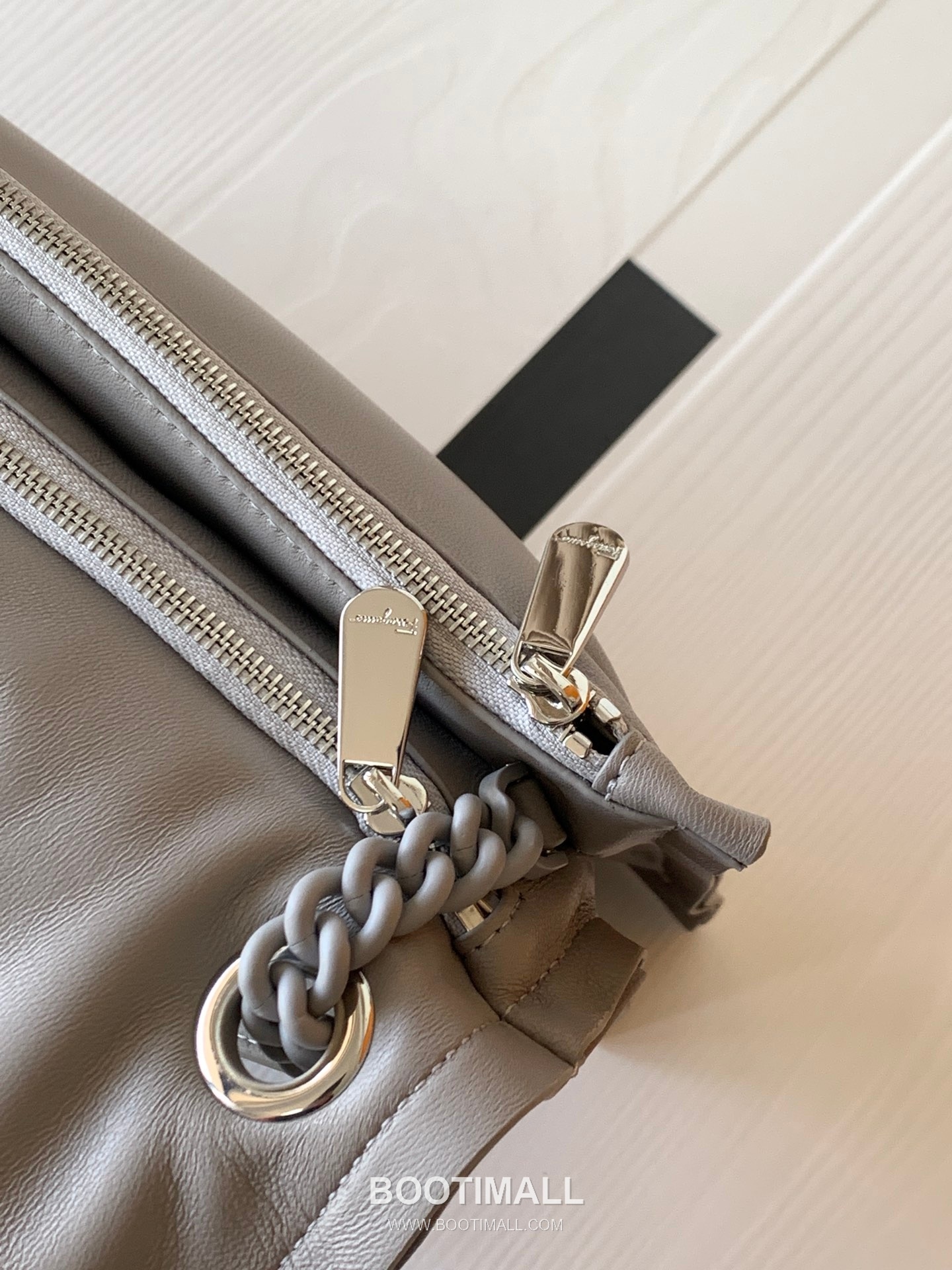 Salvatore Ferragamo Viva Padded Lambskin Flap Shoulder Bag with Vara Bow Detail 살바토레페라가모 비바 패디드 램스킨 플랩 숄더백 DD-211287 27cm 10