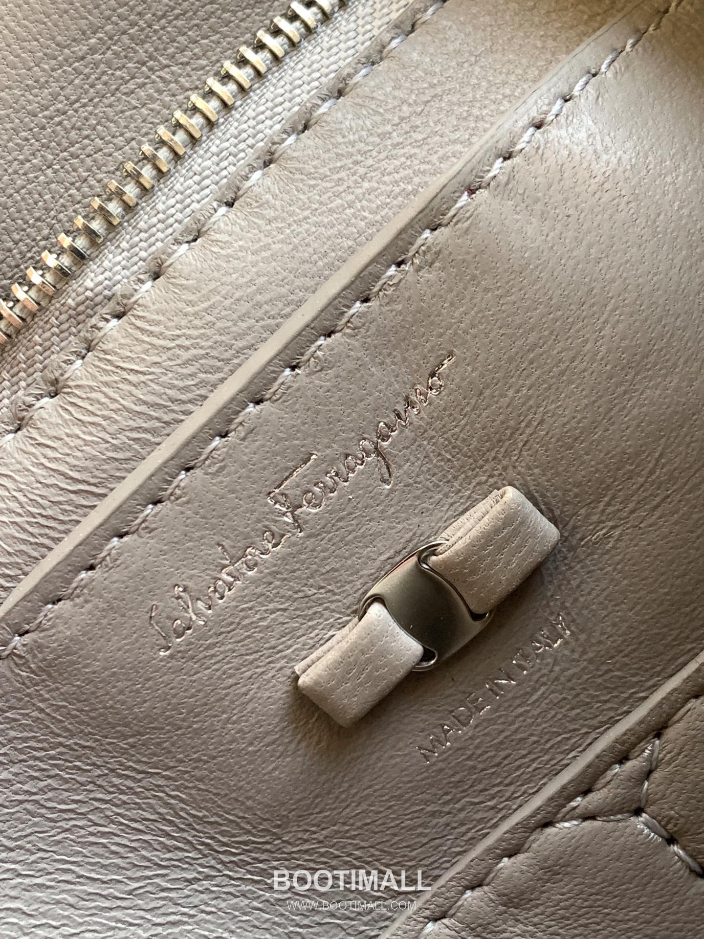 Salvatore Ferragamo Viva Padded Lambskin Flap Shoulder Bag with Vara Bow Detail 살바토레페라가모 비바 패디드 램스킨 플랩 숄더백 DD-211287 27cm 11