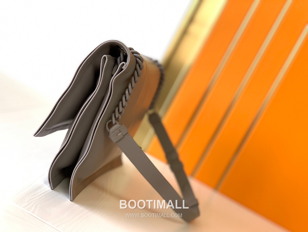 Salvatore Ferragamo Viva Padded Lambskin Flap Shoulder Bag with Vara Bow Detail 살바토레페라가모 비바 패디드 램스킨 플랩 숄더백 DD-211287 27cm 12