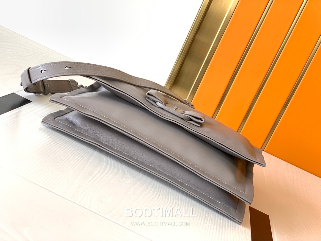 Salvatore Ferragamo Viva Padded Lambskin Flap Shoulder Bag with Vara Bow Detail 살바토레페라가모 비바 패디드 램스킨 플랩 숄더백 DD-211287 27cm 13