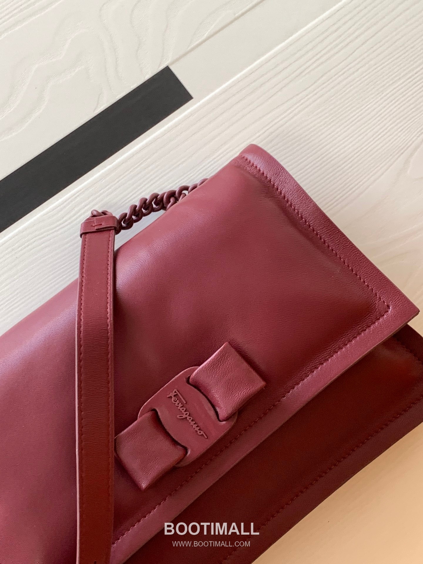 Salvatore Ferragamo Viva Padded Lambskin Flap Shoulder Bag with Vara Bow Detail 살바토레페라가모 비바 패디드 램스킨 플랩 숄더백 DD-211287 27cm 7