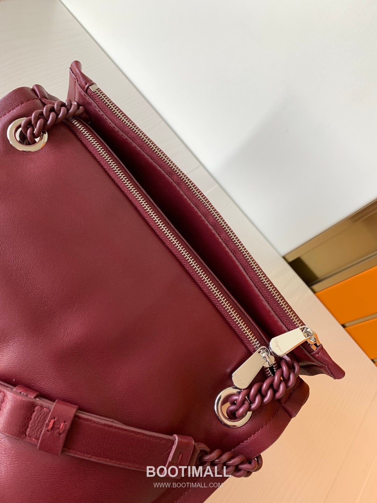 Salvatore Ferragamo Viva Padded Lambskin Flap Shoulder Bag with Vara Bow Detail 살바토레페라가모 비바 패디드 램스킨 플랩 숄더백 DD-211287 27cm 9