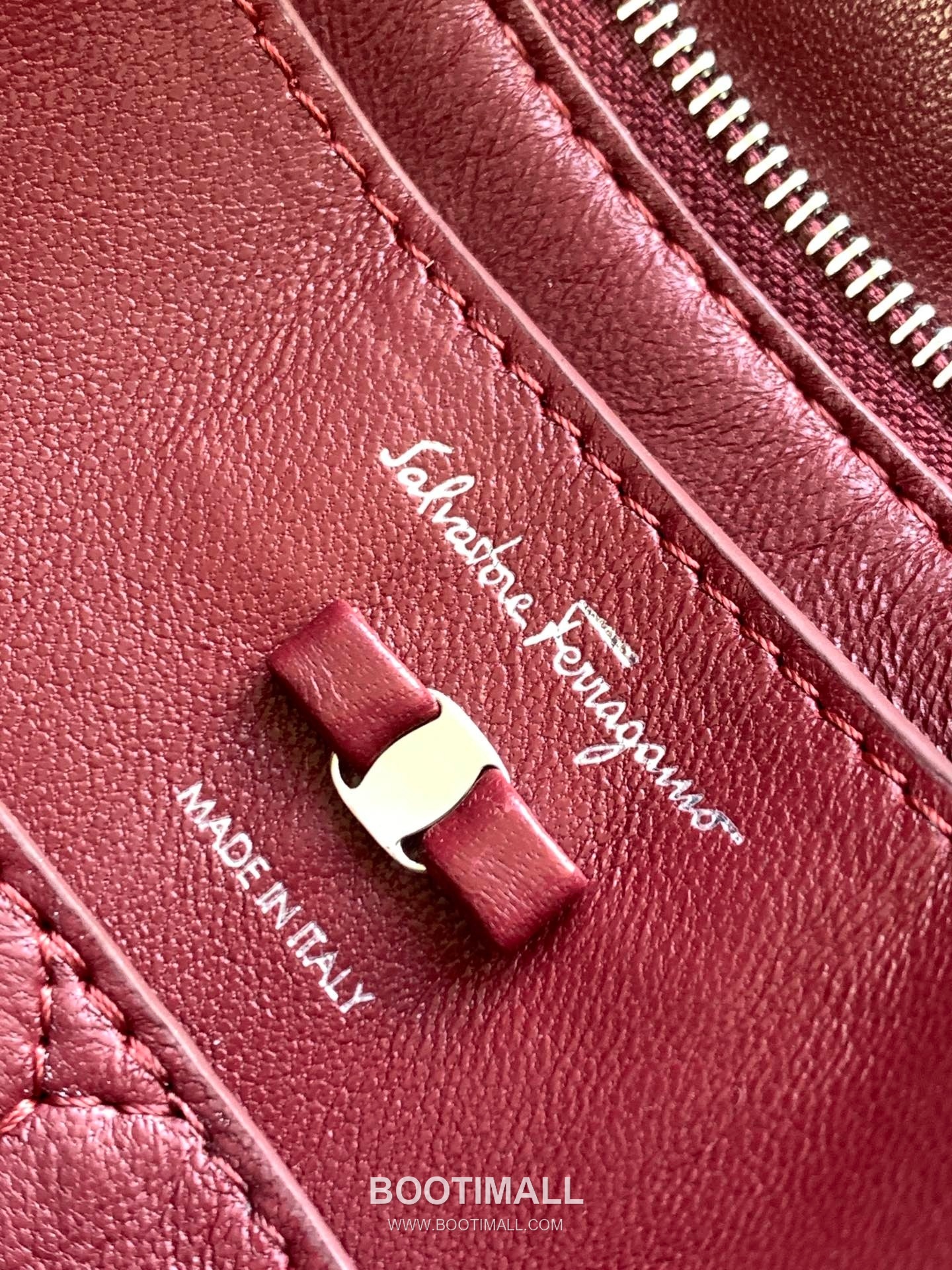 Salvatore Ferragamo Viva Padded Lambskin Flap Shoulder Bag with Vara Bow Detail 살바토레페라가모 비바 패디드 램스킨 플랩 숄더백 DD-211287 27cm 10