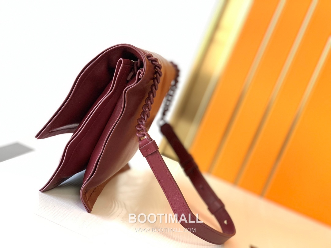 Salvatore Ferragamo Viva Padded Lambskin Flap Shoulder Bag with Vara Bow Detail 살바토레페라가모 비바 패디드 램스킨 플랩 숄더백 DD-211287 27cm 12