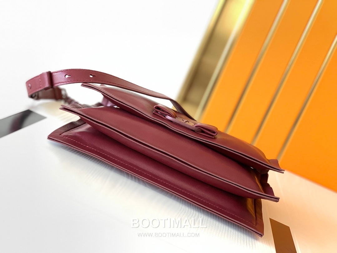 Salvatore Ferragamo Viva Padded Lambskin Flap Shoulder Bag with Vara Bow Detail 살바토레페라가모 비바 패디드 램스킨 플랩 숄더백 DD-211287 27cm 13