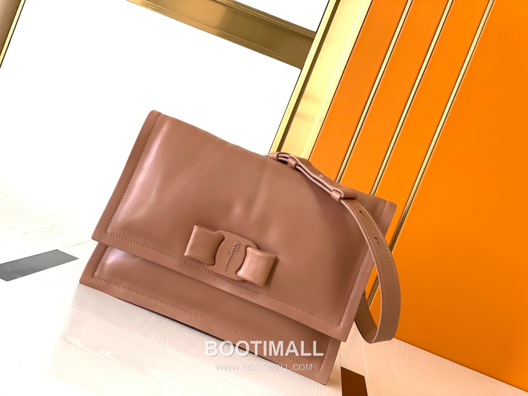 Salvatore Ferragamo Viva Padded Lambskin Flap Shoulder Bag with Vara Bow Detail 살바토레페라가모 비바 패디드 램스킨 플랩 숄더백 DD-211287 27cm 5
