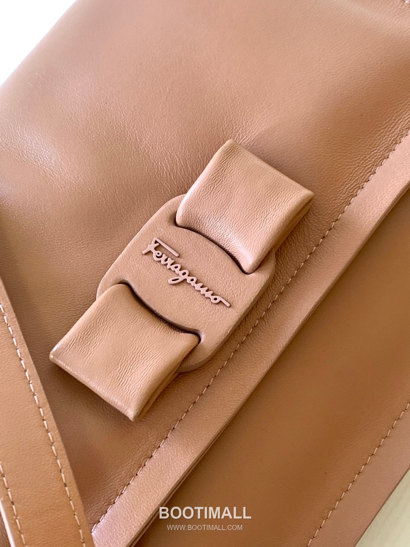 Salvatore Ferragamo Viva Padded Lambskin Flap Shoulder Bag with Vara Bow Detail 살바토레페라가모 비바 패디드 램스킨 플랩 숄더백 DD-211287 27cm 6