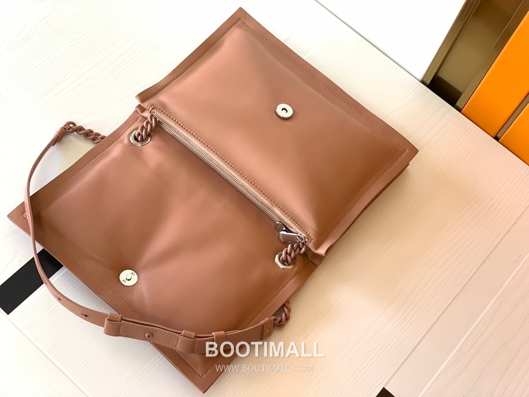 Salvatore Ferragamo Viva Padded Lambskin Flap Shoulder Bag with Vara Bow Detail 살바토레페라가모 비바 패디드 램스킨 플랩 숄더백 DD-211287 27cm 7