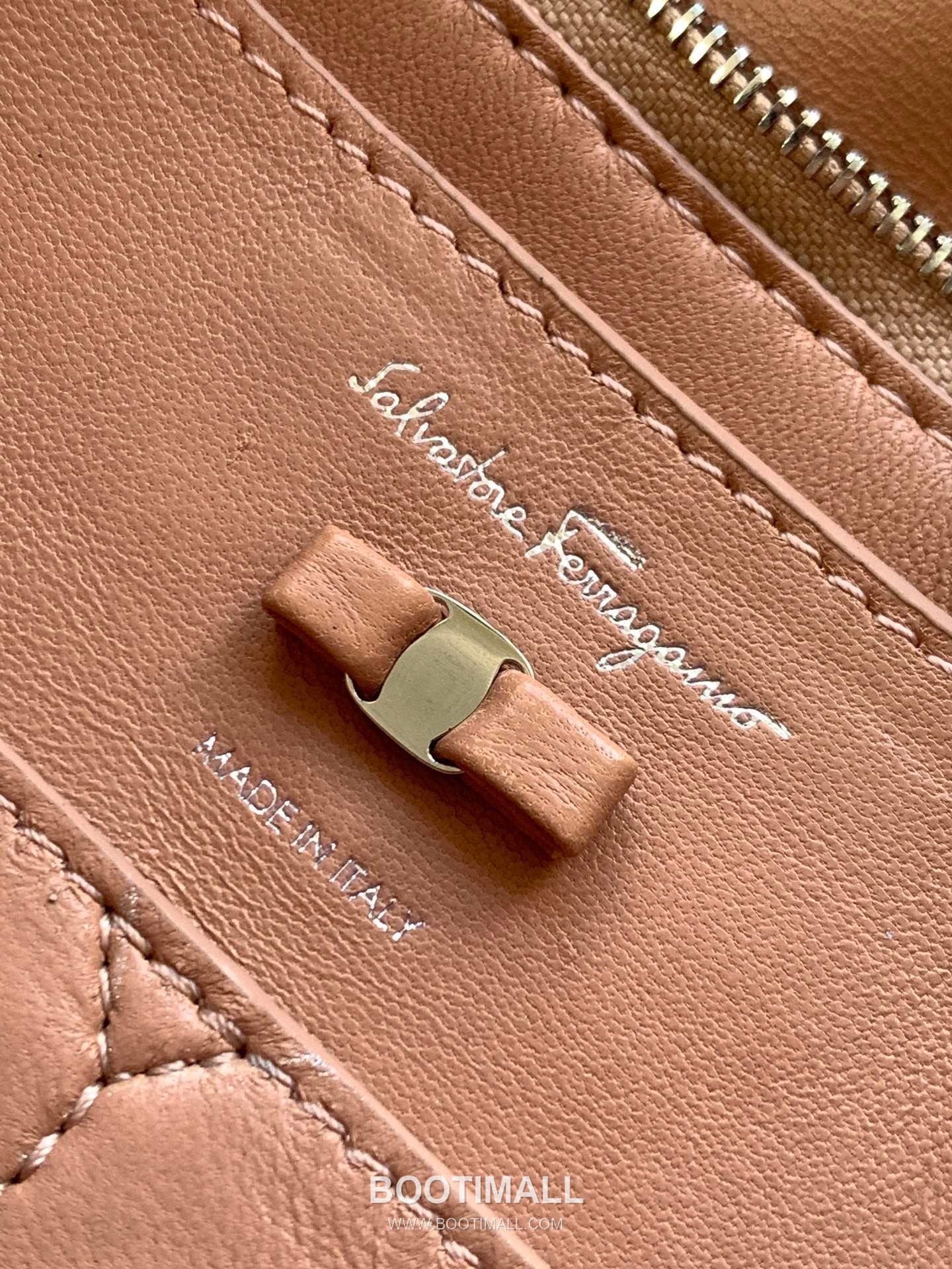 Salvatore Ferragamo Viva Padded Lambskin Flap Shoulder Bag with Vara Bow Detail 살바토레페라가모 비바 패디드 램스킨 플랩 숄더백 DD-211287 27cm 9