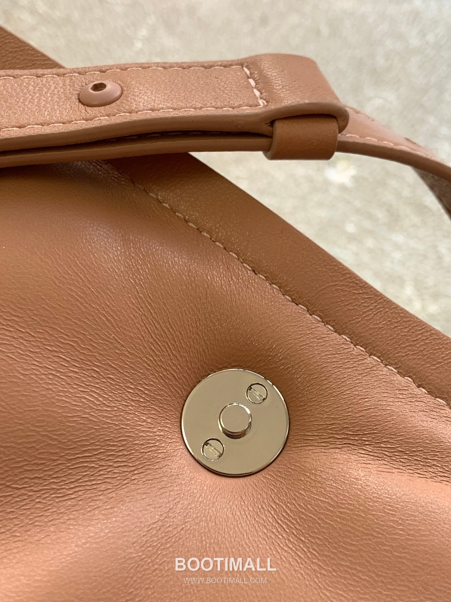 Salvatore Ferragamo Viva Padded Lambskin Flap Shoulder Bag with Vara Bow Detail 살바토레페라가모 비바 패디드 램스킨 플랩 숄더백 DD-211287 27cm 10