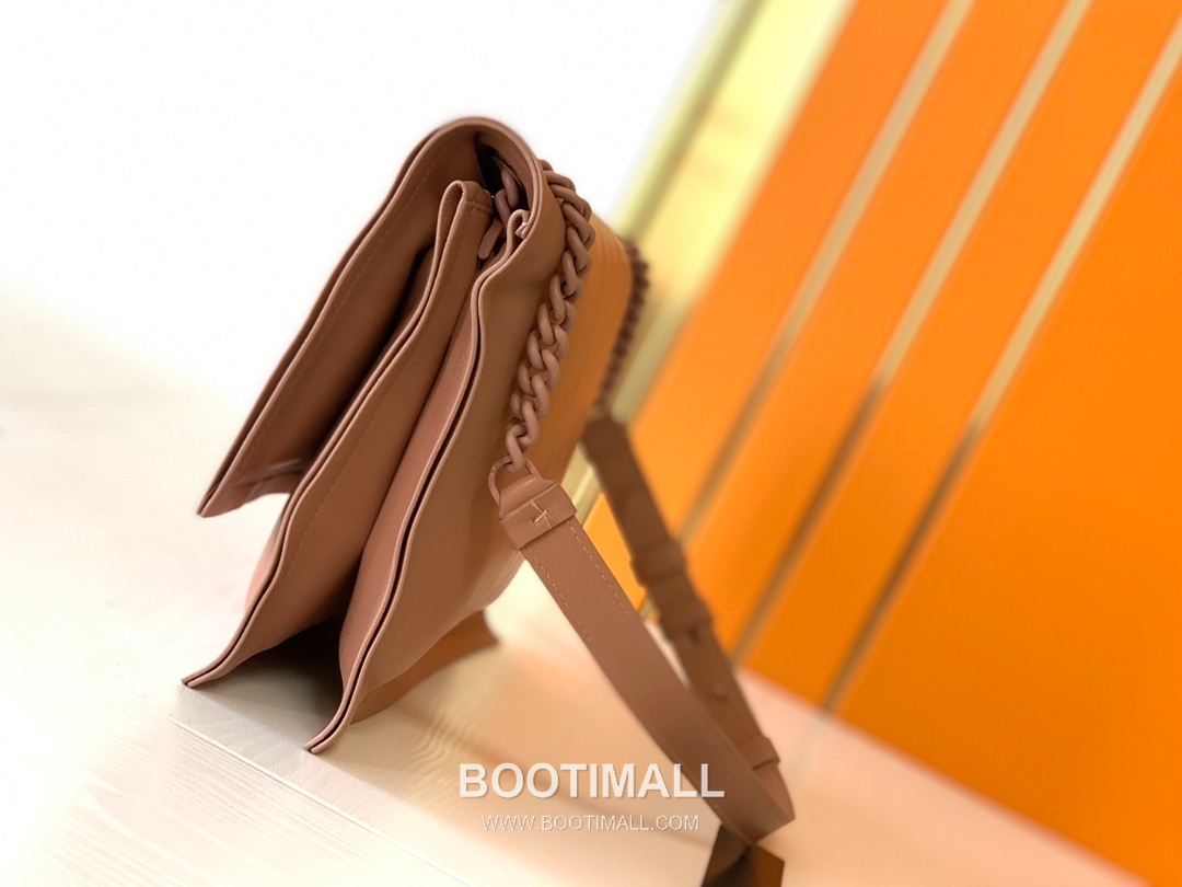 Salvatore Ferragamo Viva Padded Lambskin Flap Shoulder Bag with Vara Bow Detail 살바토레페라가모 비바 패디드 램스킨 플랩 숄더백 DD-211287 27cm 11