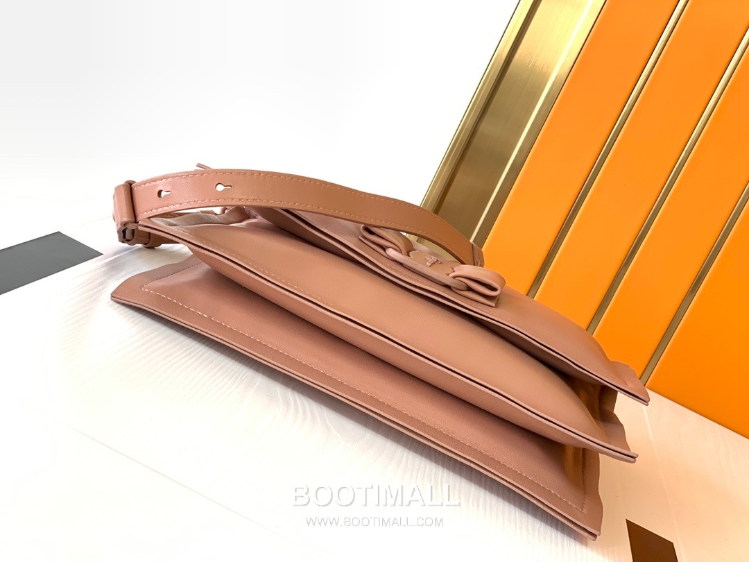 Salvatore Ferragamo Viva Padded Lambskin Flap Shoulder Bag with Vara Bow Detail 살바토레페라가모 비바 패디드 램스킨 플랩 숄더백 DD-211287 27cm 12