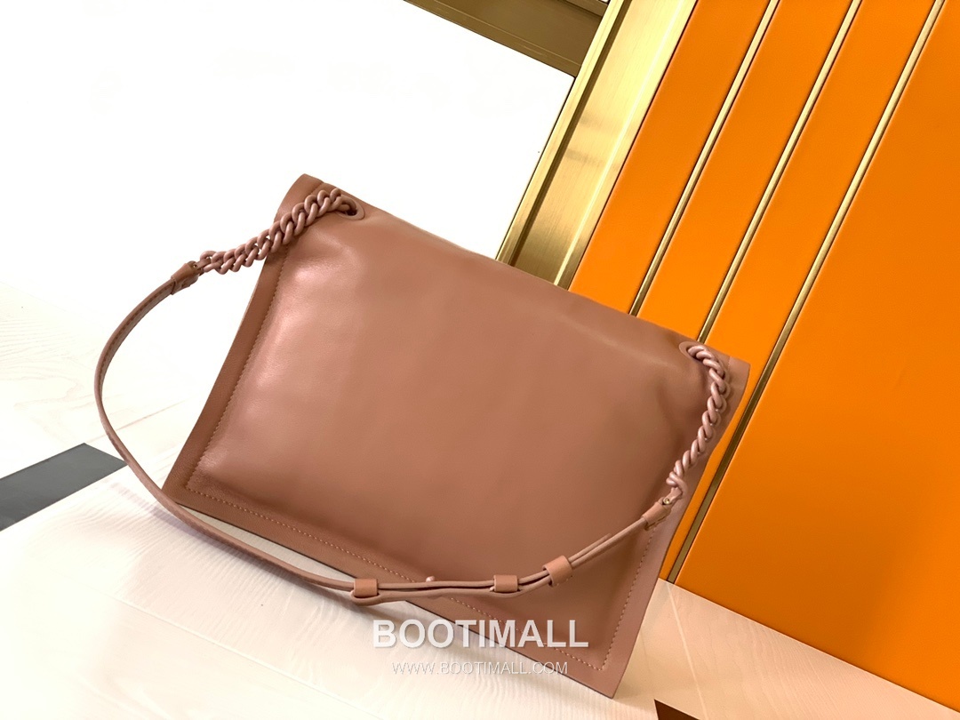 Salvatore Ferragamo Viva Padded Lambskin Flap Shoulder Bag with Vara Bow Detail 살바토레페라가모 비바 패디드 램스킨 플랩 숄더백 DD-211287 27cm 13