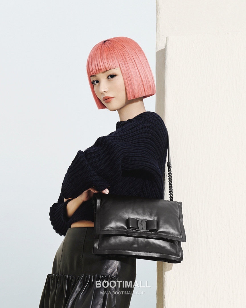 Salvatore Ferragamo Viva Padded Lambskin Flap Shoulder Bag with Vara Bow Detail 살바토레페라가모 비바 패디드 램스킨 플랩 숄더백 DD-211287 27cm 4