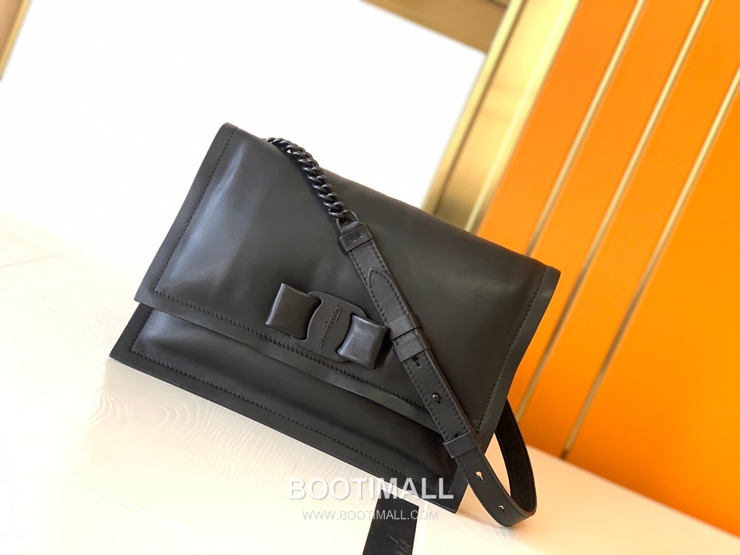 Salvatore Ferragamo Viva Padded Lambskin Flap Shoulder Bag with Vara Bow Detail 살바토레페라가모 비바 패디드 램스킨 플랩 숄더백 DD-211287 27cm 13