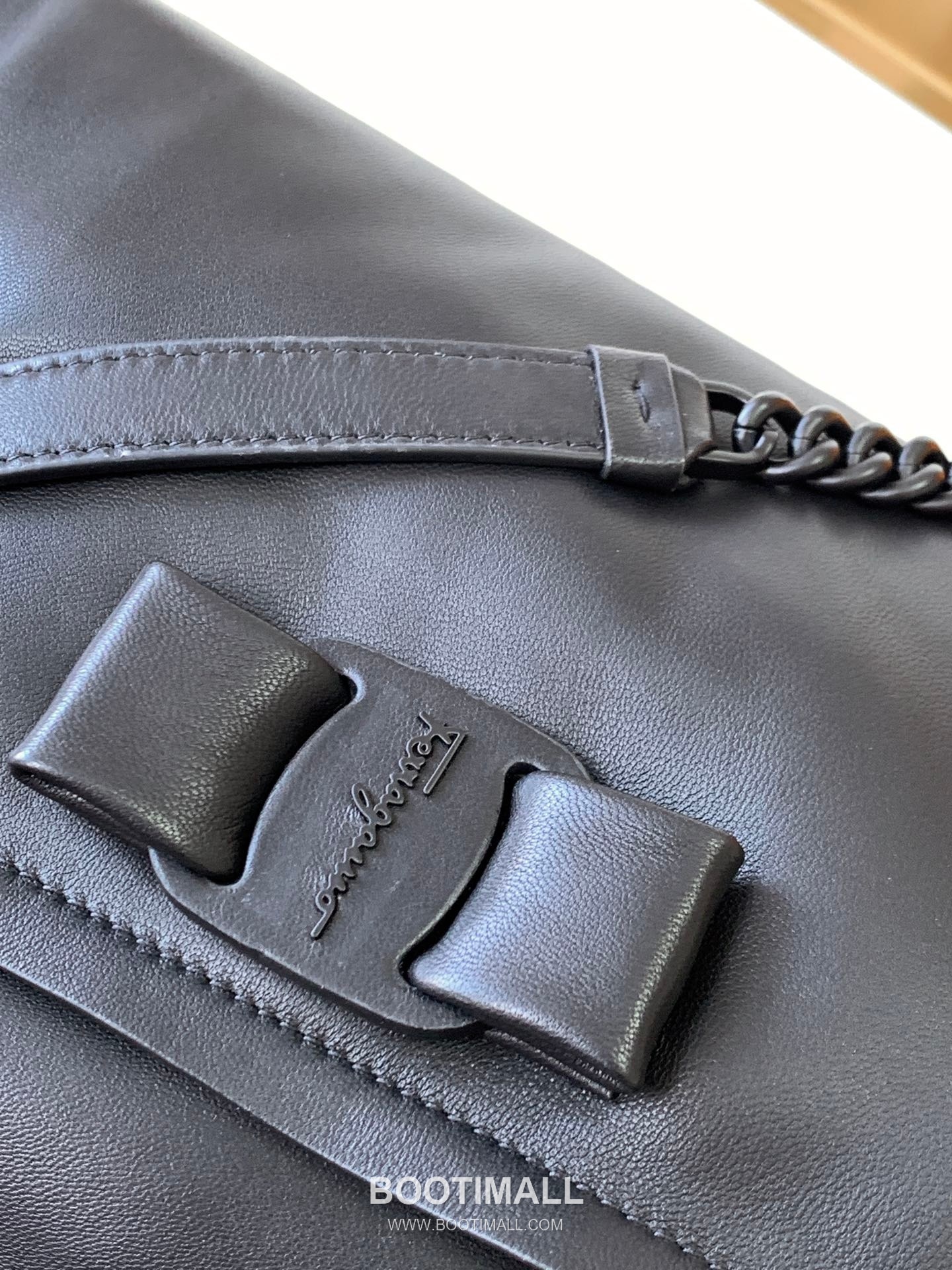 Salvatore Ferragamo Viva Padded Lambskin Flap Shoulder Bag with Vara Bow Detail 살바토레페라가모 비바 패디드 램스킨 플랩 숄더백 DD-211287 27cm 14