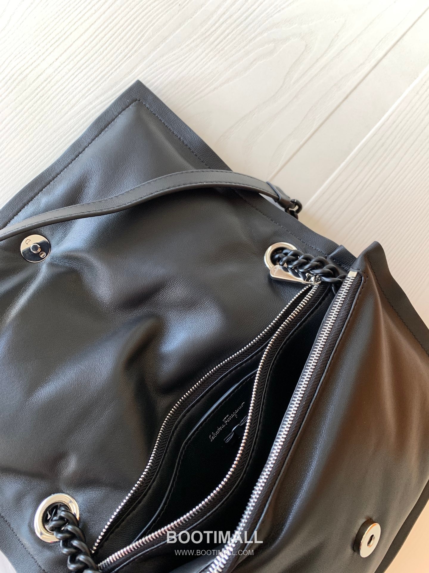 Salvatore Ferragamo Viva Padded Lambskin Flap Shoulder Bag with Vara Bow Detail 살바토레페라가모 비바 패디드 램스킨 플랩 숄더백 DD-211287 27cm 18