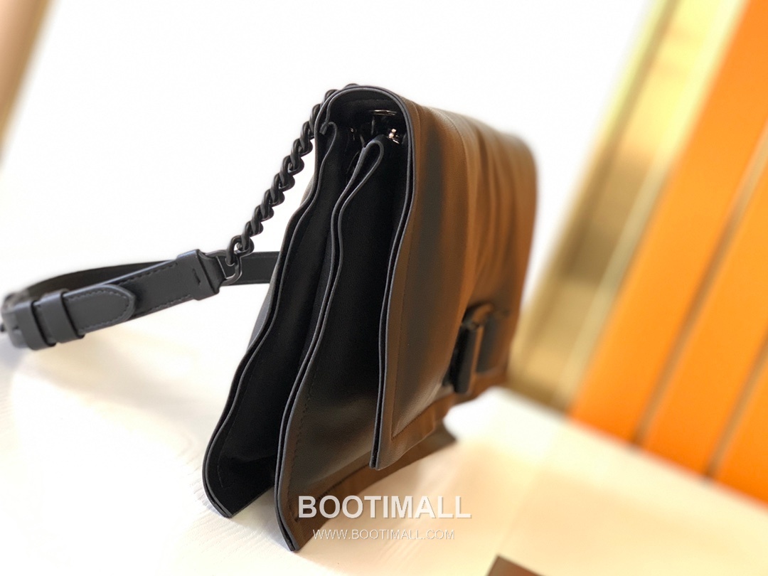 Salvatore Ferragamo Viva Padded Lambskin Flap Shoulder Bag with Vara Bow Detail 살바토레페라가모 비바 패디드 램스킨 플랩 숄더백 DD-211287 27cm 19