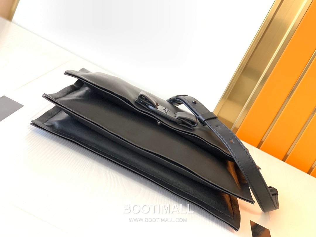 Salvatore Ferragamo Viva Padded Lambskin Flap Shoulder Bag with Vara Bow Detail 살바토레페라가모 비바 패디드 램스킨 플랩 숄더백 DD-211287 27cm 20