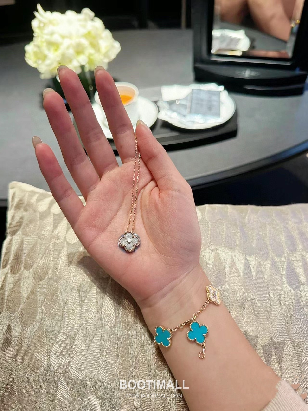 Van Cleef & Arpels Vintage Alhambra Turquoise Diamond 5 Motifs Bracelet 반클리프 앤 아펠 빈티지 알함브라 터키석 다이아몬드 5모티프 브레이슬릿 2