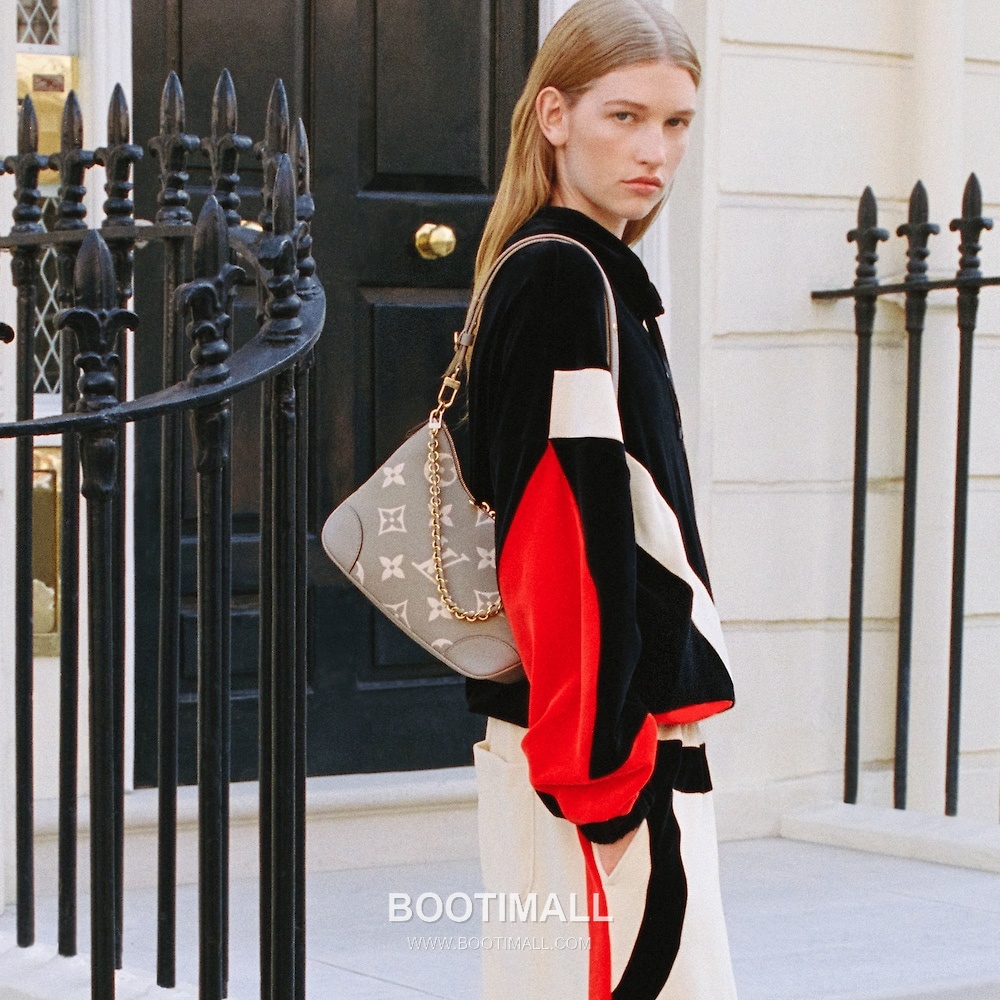 Louis Vuitton Boulogne Monogram Embossed Calfskin Chain Shoulder Bag with Gold Hardware 루이비통 불로뉴 모노그램 엠보스 카프스킨 체인 숄더백 M13224 29cm 1