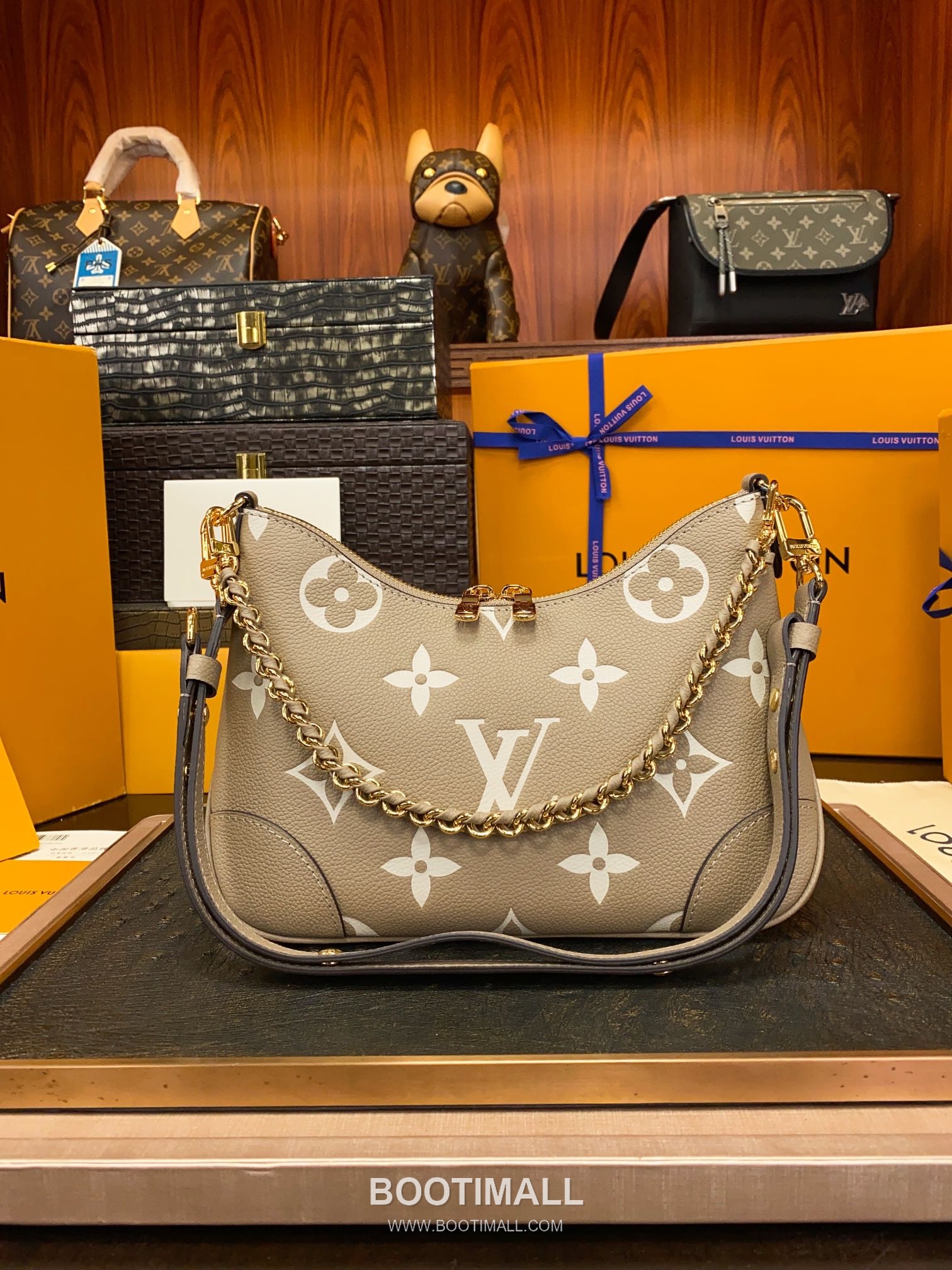 Louis Vuitton Boulogne Monogram Embossed Calfskin Chain Shoulder Bag with Gold Hardware 루이비통 불로뉴 모노그램 엠보스 카프스킨 체인 숄더백 M13224 29cm 6