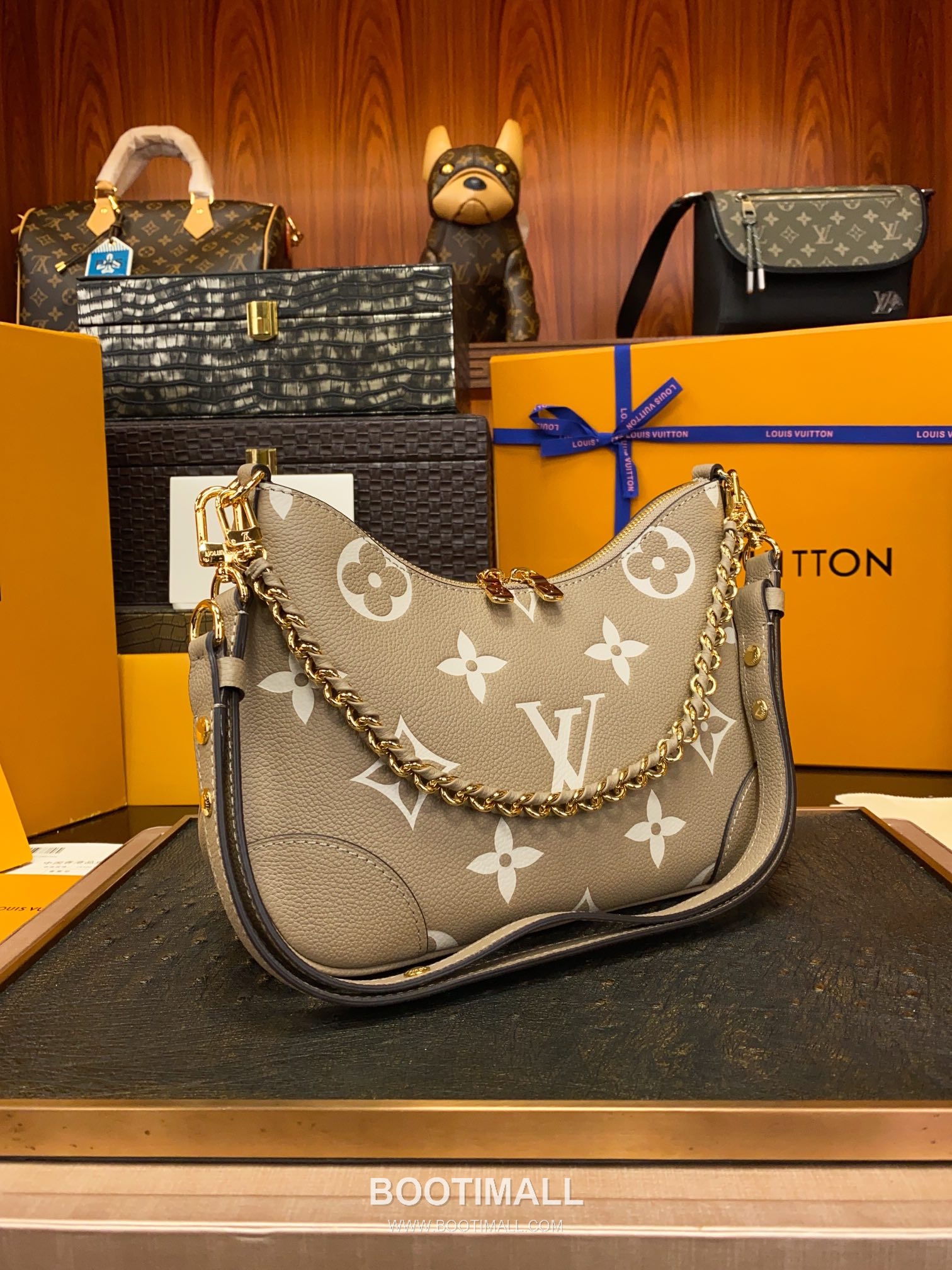 Louis Vuitton Boulogne Monogram Embossed Calfskin Chain Shoulder Bag with Gold Hardware 루이비통 불로뉴 모노그램 엠보스 카프스킨 체인 숄더백 M13224 29cm 7