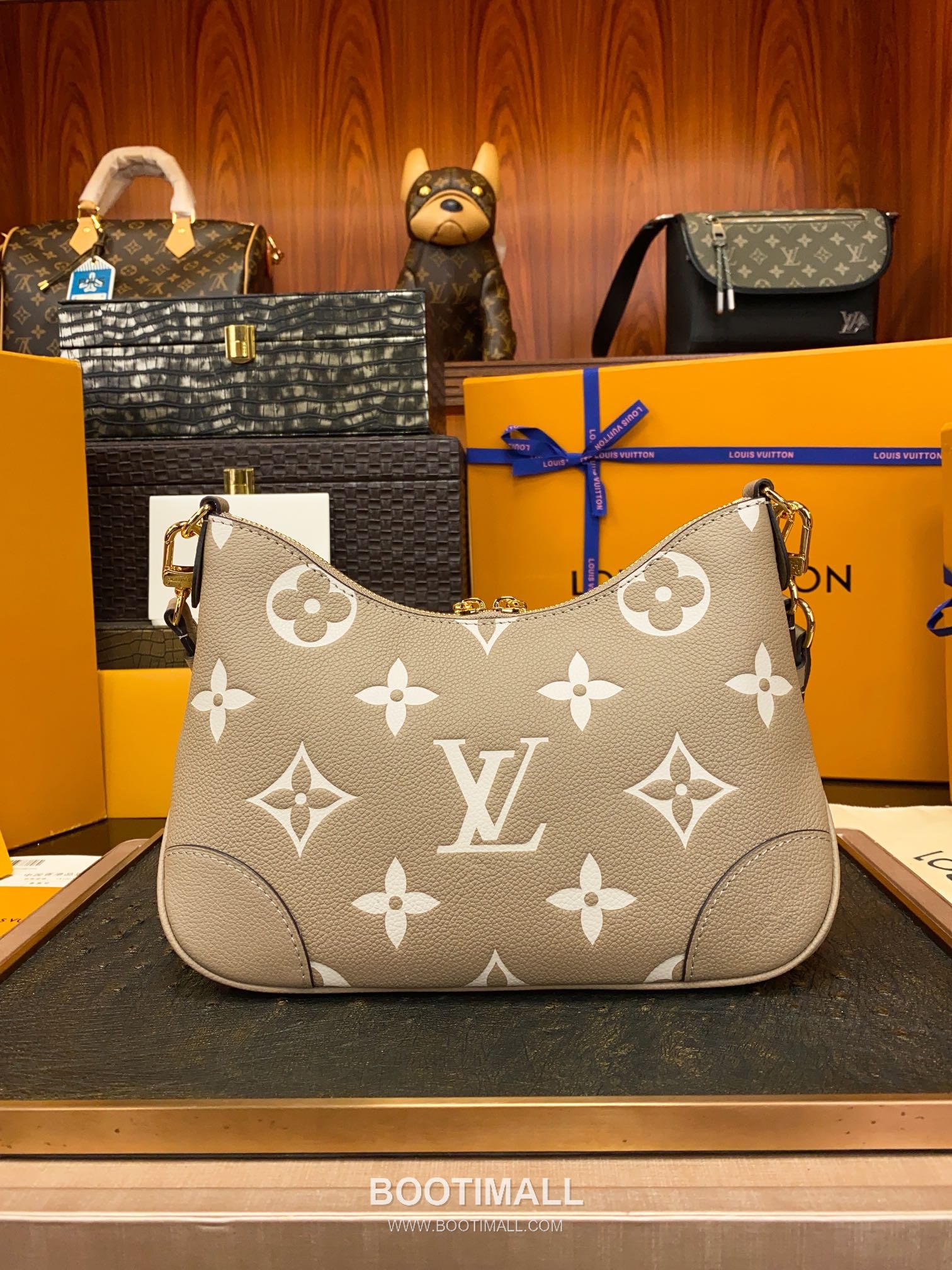Louis Vuitton Boulogne Monogram Embossed Calfskin Chain Shoulder Bag with Gold Hardware 루이비통 불로뉴 모노그램 엠보스 카프스킨 체인 숄더백 M13224 29cm 8